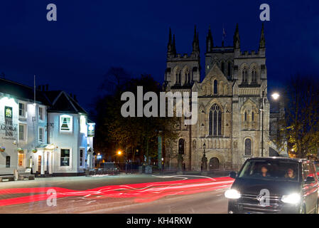 Il George Inn e Selby Abbey di notte, North Yorkshire, Inghilterra, Regno Unito Foto Stock