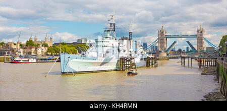 Londra, Gran Bretagna - 15 settembre 2017: il panorama del Tower Bridge e cruiser di Belfast. Foto Stock