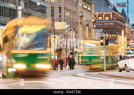 Abstract foto di sfondo con tram parte in motion blur da una fermata mannerheim avenue a Helsinki. vista notturna di mannerheim avenue in kluuvi dis Foto Stock