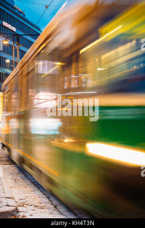 Foto astratte con tram parte in motion blur da una fermata mannerheim avenue a Helsinki. vista notturna di mannerheim Avenue nel quartiere kluuvi in ev Foto Stock