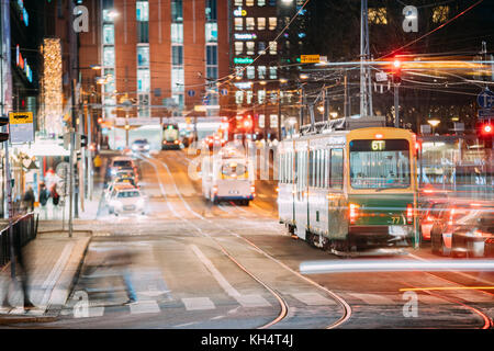 Helsinki, Finlandia. tram parte da una fermata kaivokatu street a Helsinki. vista notturna di kaivokatu Street nel quartiere kluuvi in serata o notte ill Foto Stock