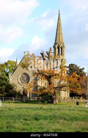 St. leonard chiesa; a casa per la famiglia Lucia vault, in pieno colore di autunno. Foto Stock