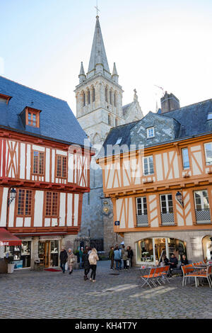 Il Henry IV Square, a Vannes (Francia). Anche orlato da semi-case con travi di legno, completa - con la Piazza San Pietro - la cattedrale ambiente.. Foto Stock