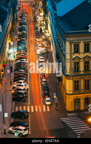 Praga, Repubblica ceca. vista dall'alto del traffico e le macchine parcheggiate sul hybernska street. Di sera o di illuminazione notturna Foto Stock