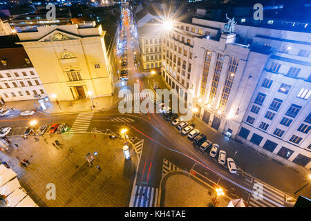 Praga, Repubblica ceca. vista notturna di edificio della banca nazionale ceca. vista superiore Foto Stock