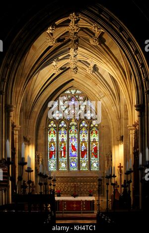 St Leonard chiesa sorge vicino all'ingresso principale a Charlecote Park e contiene il XVI e il XVII secolo i monumenti a costruttori e residenti. Foto Stock