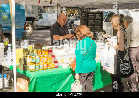 Pickle stallo a 79th Street, Greenmarket Farmers Market, Columbus Avenue, New York City, NY, Stati Uniti d'America. Foto Stock