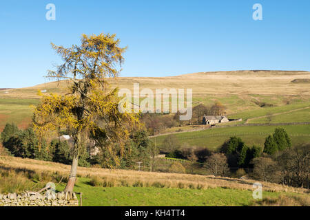 North Pennines paesaggio e chiesa di San Giovanni Evangelista, visto dal modo Weardale vicino Rookhope, Co. Durham, England, Regno Unito Foto Stock