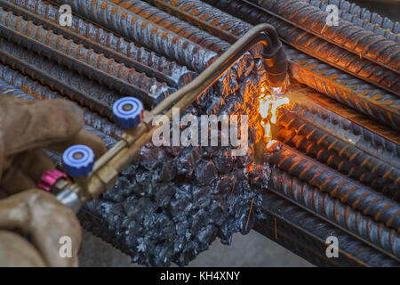 Per taglio a gas di raccordi in metallo. guanti da lavoro. scintille. Foto Stock