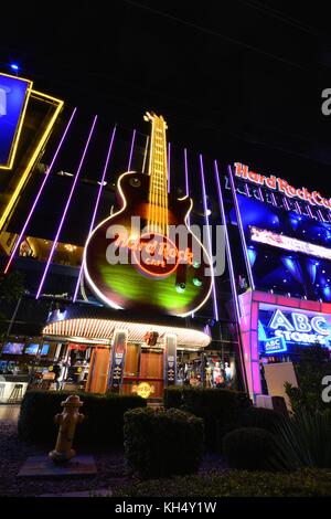 LAS VEGAS, NEVADA - 25 LUGLIO 2017: Vista notturna dell'Hard Rock Cafe sulla Strip. L'insegna Hard Rock è incorporata in una Gibson Les Paul Guitar III a Los Angeles Foto Stock