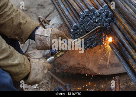 Per taglio a gas di raccordi in metallo. guanti da lavoro. scintille. Foto Stock