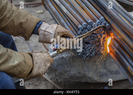 Per taglio a gas di raccordi in metallo. guanti da lavoro. scintille. Foto Stock