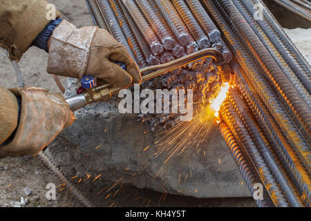 Per taglio a gas di raccordi in metallo. guanti da lavoro. scintille. Foto Stock