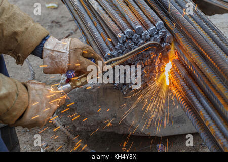 Per taglio a gas di raccordi in metallo. guanti da lavoro. scintille. Foto Stock