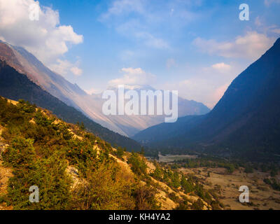 Vista delle magnifiche scogliere di swarga dwar (gateway al cielo) da upper pisang, che giace lungo il circuito di Annapurna percorso trekking in Nepal Foto Stock