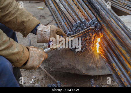 Per taglio a gas di raccordi in metallo. guanti da lavoro. scintille. Foto Stock
