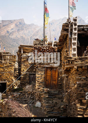 Villaggio di pietra di ghyaru, che si trova lungo il famoso circuito di Annapurna trek in Nepal Foto Stock