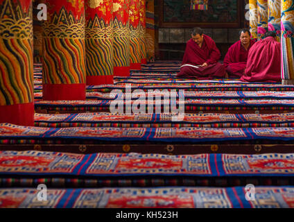 I monaci la preghiera e la meditazione all'interno del monastero Longwu, Tongren County, Longwu, Cina Foto Stock