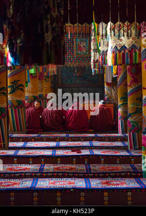 I monaci la preghiera e la meditazione all'interno del monastero Longwu, Tongren County, Longwu, Cina Foto Stock