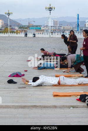 Il Tibetano pellegrini pregano e prostrarsi nel monastero di Rongwo, Tongren County, Longwu, Cina Foto Stock