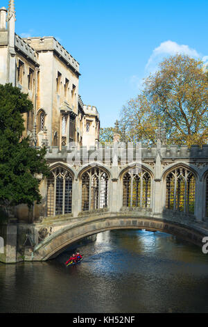 Punting sotto il Ponte dei Sospiri a St Johns College, Università di Cambridge, Inghilterra. Regno Unito Foto Stock