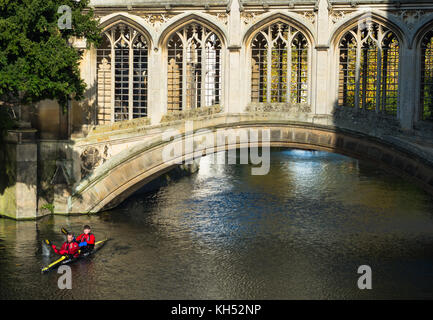 Punting sotto il Ponte dei Sospiri a St Johns College, Università di Cambridge, Inghilterra. Regno Unito Foto Stock