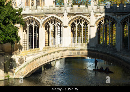 Punting sotto il Ponte dei Sospiri a St Johns College, Università di Cambridge, Inghilterra. Regno Unito Foto Stock