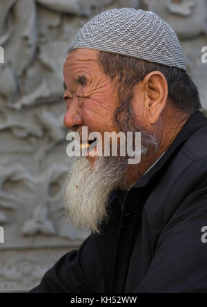 Sorridente musulmana hui uomo della strada , provincia di Gansu, Linxia, Cina Foto Stock