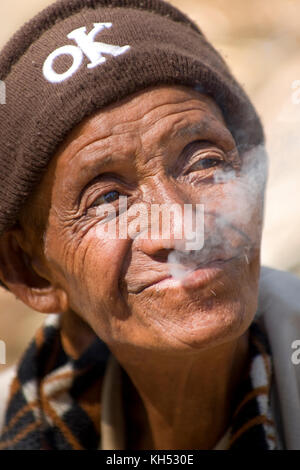 Uomo anziano di fumare un sigaro, cheroot nel lago inle MYANMAR Birmania Foto Stock