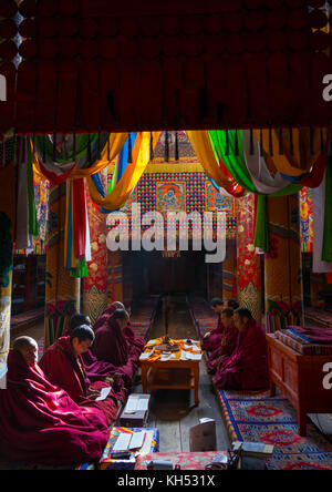 I monaci la preghiera e la meditazione all'interno del monastero di Rongwo, Tongren County, Longwu, Cina Foto Stock