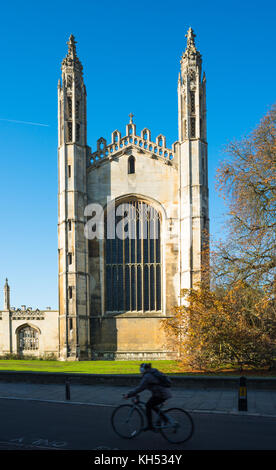 I ciclisti andare passato Kings College Chapel sul Kings Parade, Università di Cambridge, Cambridgeshire, Inghilterra, Regno Unito. Foto Stock