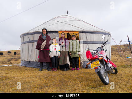 Ritratto di una famiglia nomade tibetana che vive in una yurt nelle praterie, Provincia di Qinghai, Sogzong, Cina Foto Stock