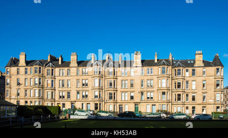 Vista della fila di appartamenti terrazzati in pietra arenaria (inquilini) su Comely Bank Terrace a Edimburgo, Scozia, Regno Unito Foto Stock