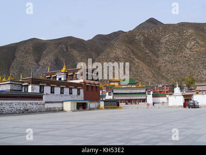 Gli edifici del monastero costruito nel tradizionale stile tibetano, provincia di Gansu, Labrang, Cina Foto Stock
