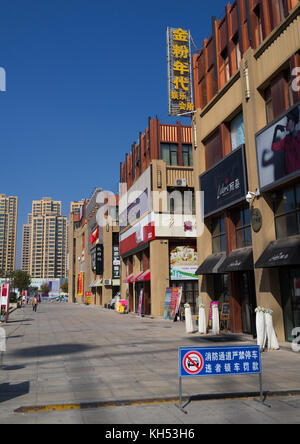 Parcheggio non segni in una strada, provincia di Gansu, Linxia, Cina Foto Stock