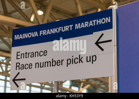 Francoforte, Germania - 28 ottobre 2017: frankfurt marathon gara numero pick up sign close up Foto Stock