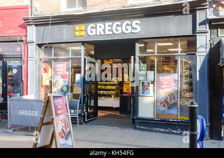 Uscita di Greggs in Swan Street, Warwick che vende pane e snack salati in tutto il Regno Unito Foto Stock