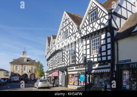 Fila di negozi in nero e bianco edificio con travi di legno in luogo di mercato, Warwick, Regno Unito Foto Stock