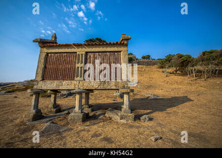 Un hórreo è un tipico granaio dal nord-ovest della penisola iberica (principalmente la Galizia, Asturie e il Portogallo settentrionale), baiona (Galizia, Spagna) Foto Stock