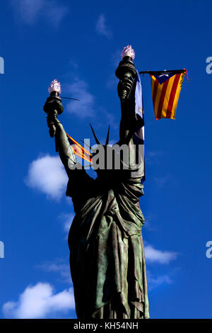 Libertà, un Dalí-bronzo ispirata della signora libertà tenendo due torce, Cadaques, Spagna. Foto Stock