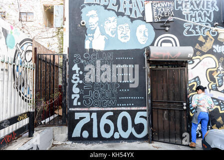 Los Angeles, Stati Uniti d'America - 14 Giugno: il muro graffiti sulle strade di West Los Angeles, CA il 14 giugno 2015. Foto Stock