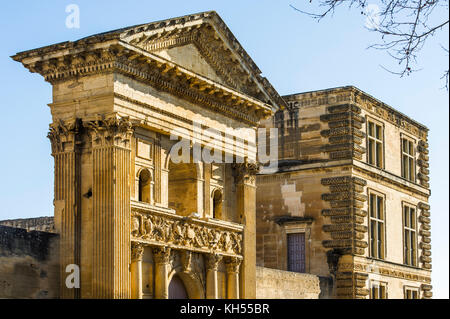 Europa, Francia, Vaucluse, Lubéron, La Tour d'Aigues. La facciata del castello. Foto Stock