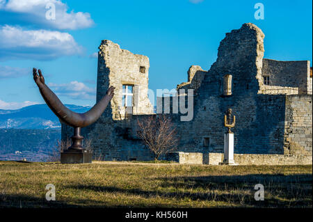 Vaucluse (84), le Luberon. Parc Naturel Régional du Luberon. Villaggio di Lacoste. Les Ruines du Chateau du Marquis de Sade // France, Vaucluse (84), Lu Foto Stock