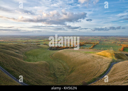 La mangiatoia e Dragon Hill in autunno sera luce solare a Uffington, visto dal White Horse Hill. Uffington, Oxfordshire, Inghilterra Foto Stock