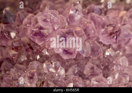 Close up di luce viola ametista cristallo in geode Foto Stock