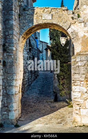 Vaucluse (84), Le Luberon. Parc naturel régional du Luberon. Village de Lacoste. Ruelle pavée du Village // Francia, Vaucluse (84), Luberon. N regionale Foto Stock