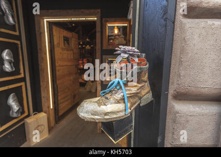 Cool idea di fioriere realizzato di scarponi per home giardinaggio Foto Stock