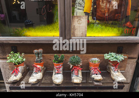 Cool idea di fioriere realizzato di scarponi per home giardinaggio Foto Stock