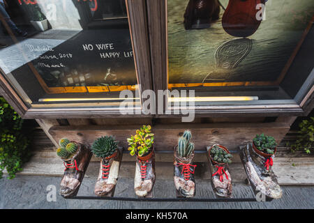 Cool idea di fioriere realizzato di scarponi per home giardinaggio Foto Stock