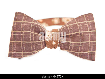 Brown bow tie nella cella e linee di fronte a uno sfondo bianco Foto Stock